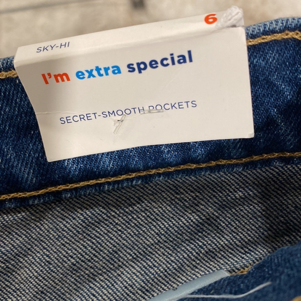 NWT Old Navy jean shorts. Size 6 - Picture 5 of 7